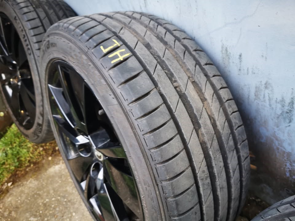  5x112 lyukosztású 18" használt alufelni, rajta 235/45 újszerű Kumho nyári gumi gumi  5. kép