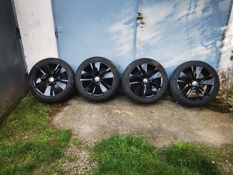  5x112 lyukosztású 18" használt alufelni, rajta 235/45 újszerű Kumho nyári gumi gumi  9. kép