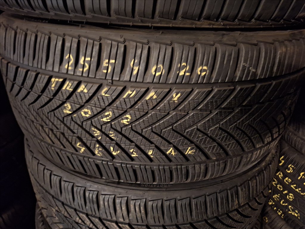  255/40/20"  Tracmax négyévszakos gumi  1. kép