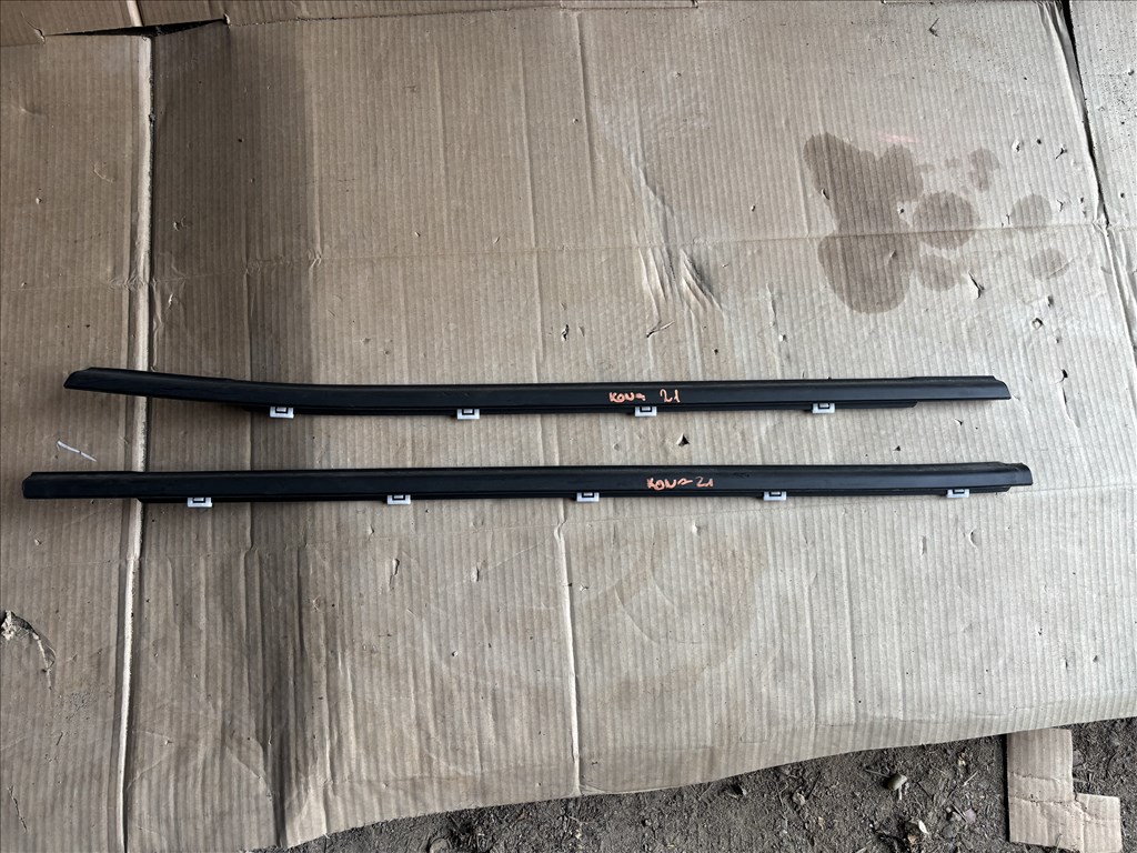 Hyundai Kona (OS) Jobb hátsó ajtó vízlehúzó díszléc  1. kép