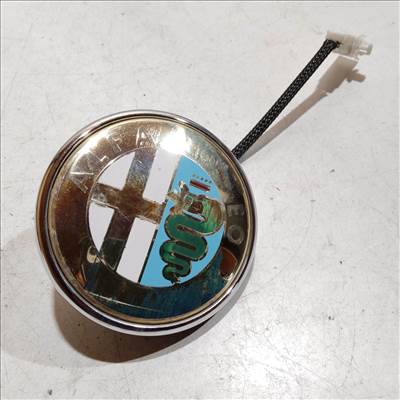 208645 Alfa Romeo Giulietta 2010-2016 nyomógombos csomagtérajtó embléma, a képen látható állapotban 50530581