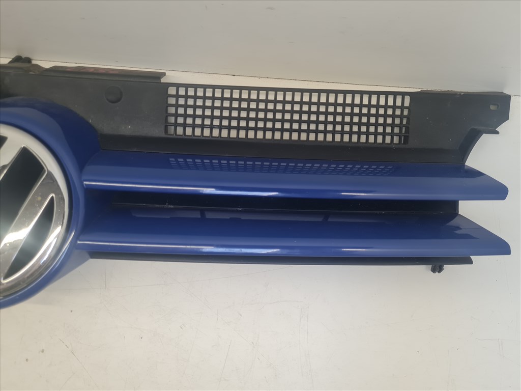 Volkswagen Golf IV hűtőrács LA5C (23568) 1j0853655g 3. kép