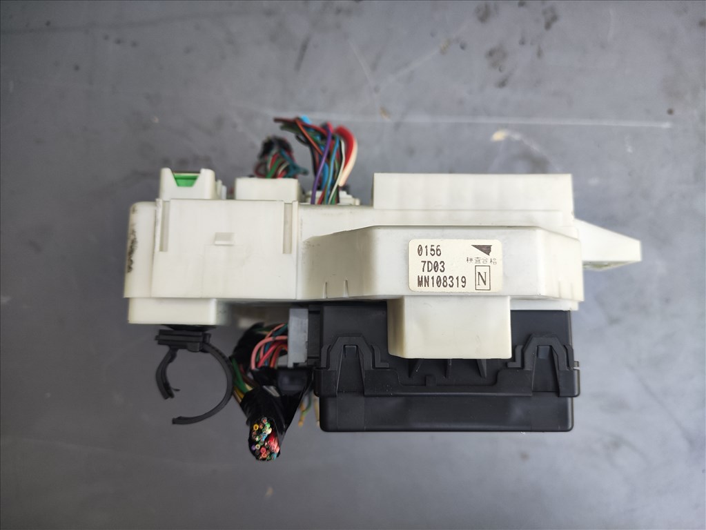 Mitsubishi Colt VI utastér biztosítéktábla  mn108319 8637a171 2. kép