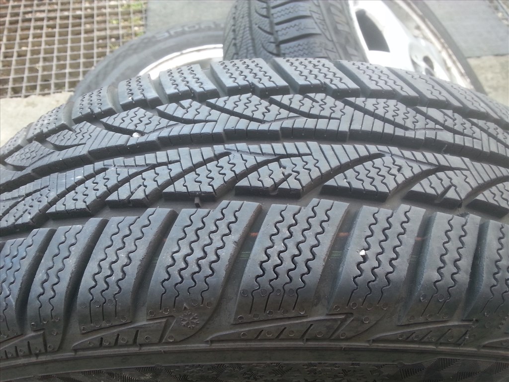  4x100 lyukosztású gyári Mini alufelni, rajta 175/65R15 téli gumi  3. kép