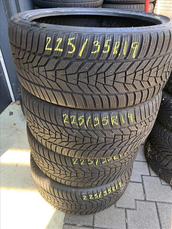  225/3519" újszerű Hankook téli gumi  1. kép