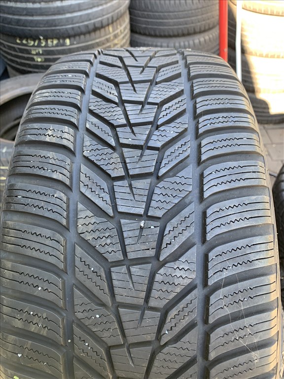  225/3519" újszerű Hankook téli gumi  2. kép