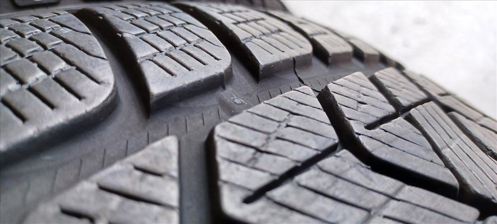  Pirelli Scorpion Winter MO 235/60 R18 téli gumik 2db 2. kép