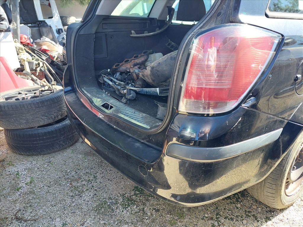 Opel Astra H hátsó lökhárító  2. kép