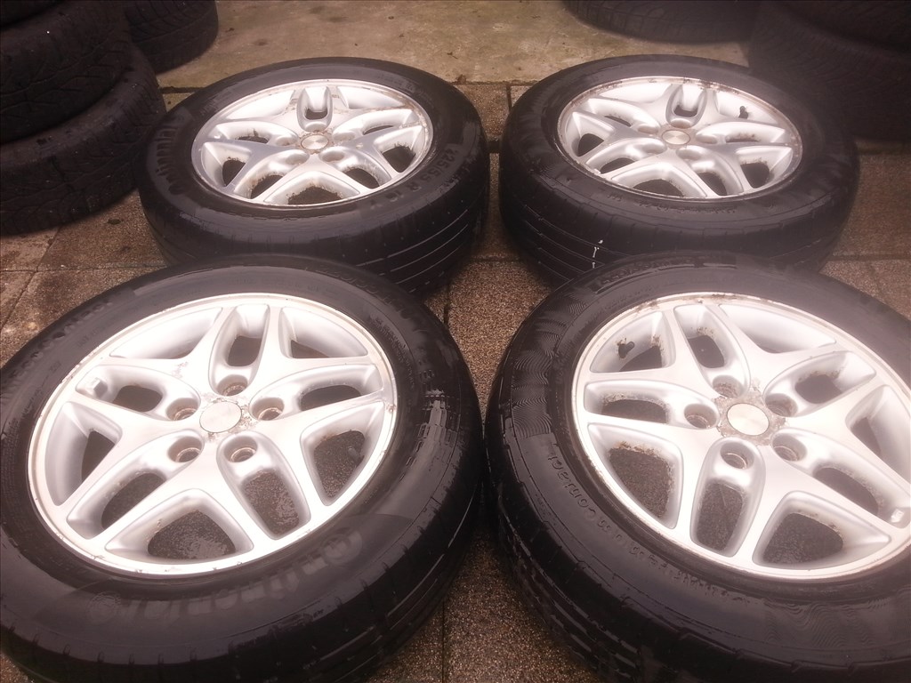  5x114.3 lyukosztású 16" gyári Chrysler alufelni, rajta 225/55 Continental használt nyári gumi 1. kép
