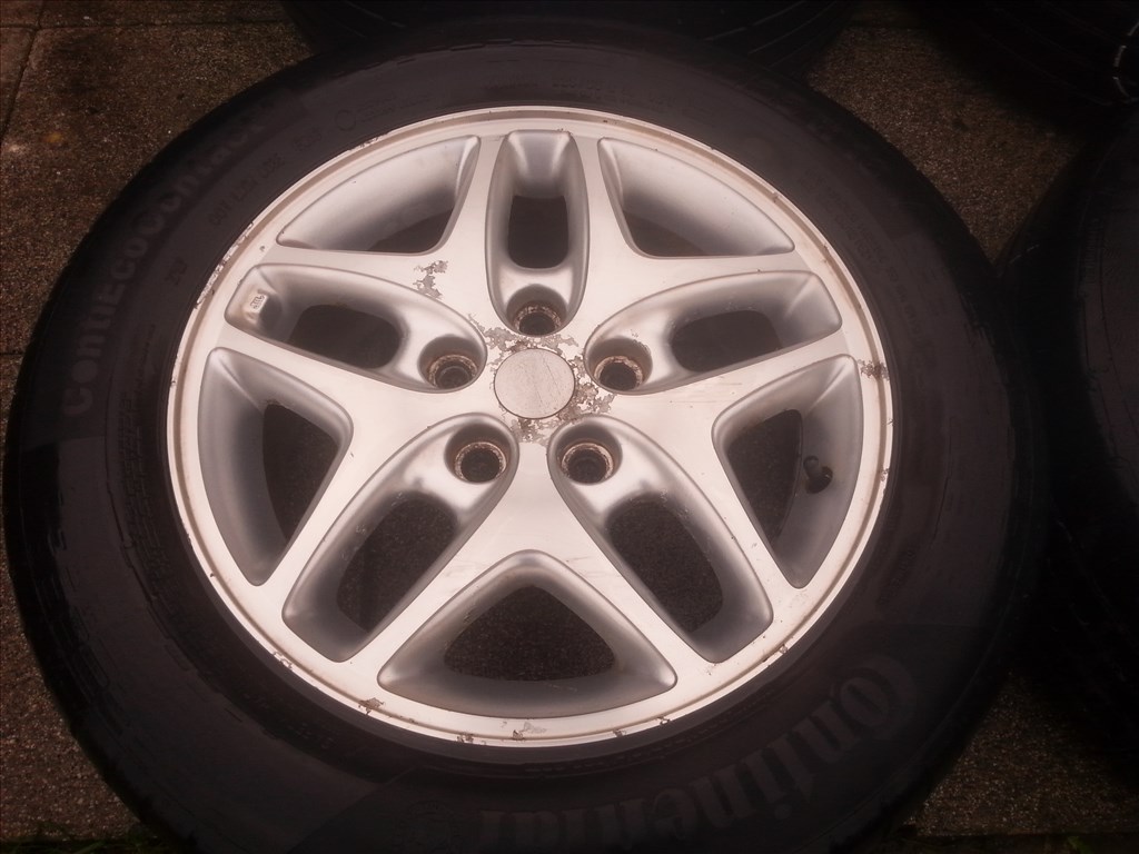 5x114.3 lyukosztású 16" gyári Chrysler alufelni, rajta 225/55 Continental használt nyári gumi 3. kép