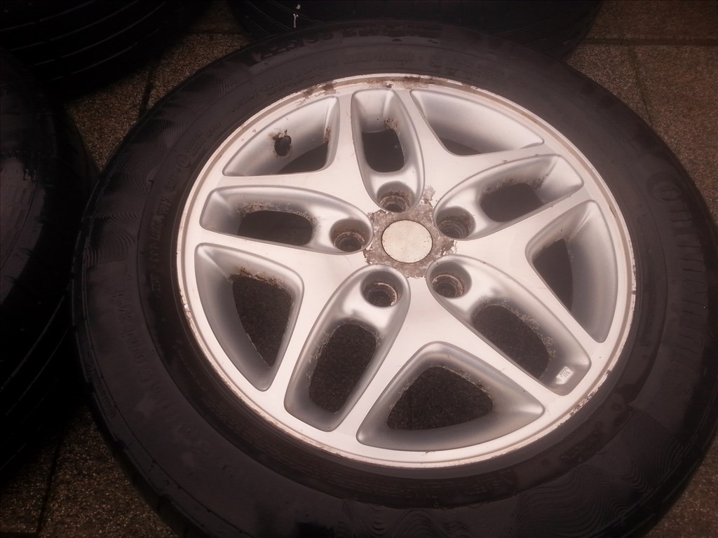  5x114.3 lyukosztású 16" gyári Chrysler alufelni, rajta 225/55 Continental használt nyári gumi 4. kép