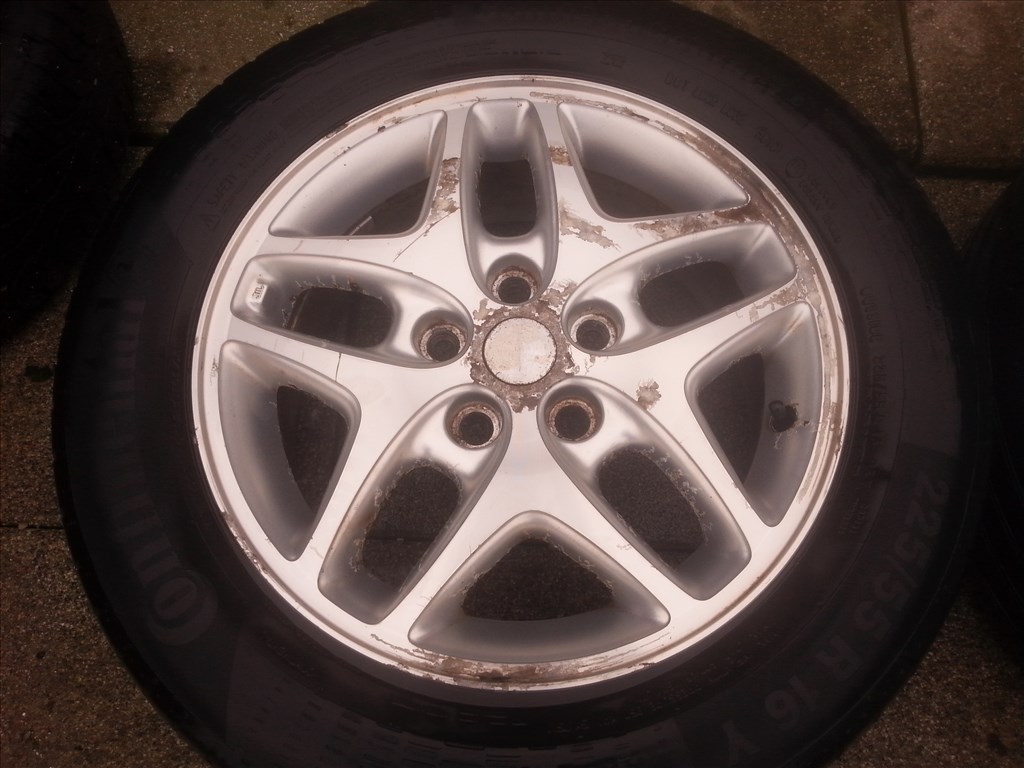  5x114.3 lyukosztású 16" gyári Chrysler alufelni, rajta 225/55 Continental használt nyári gumi 5. kép