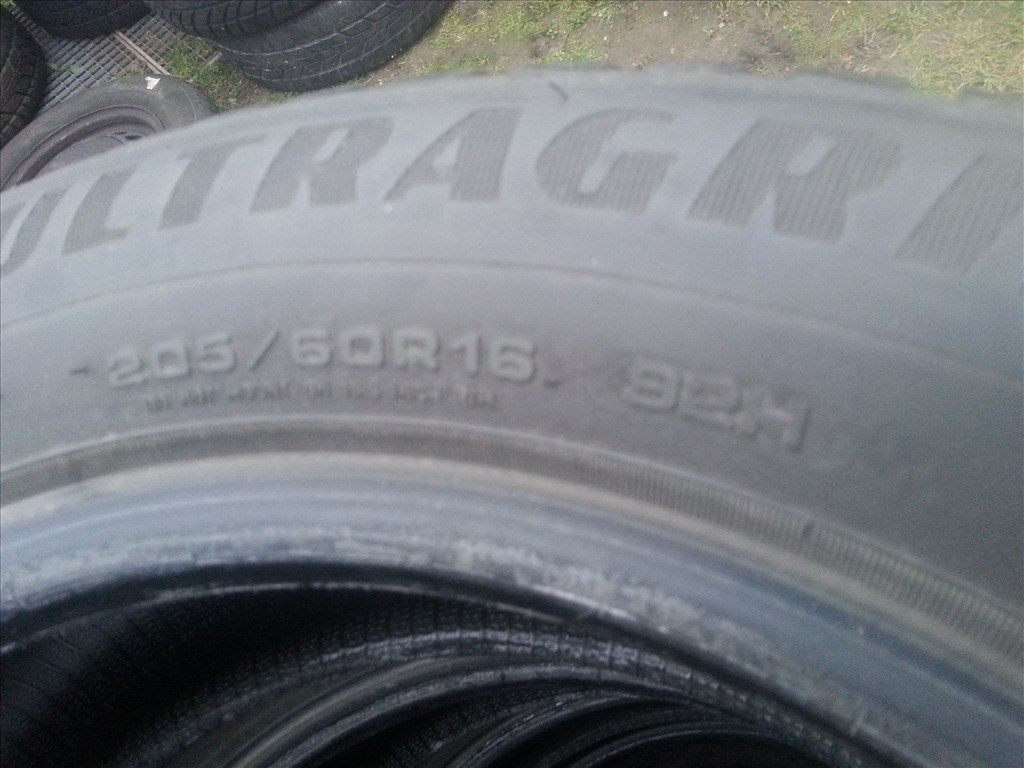 205/60R16 Goodyear Ultragrip9 téli gumi  7. kép