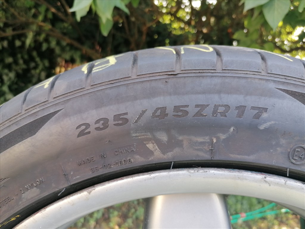  5x112 lyukosztású 17" használt alufelni, rajta 235/45 használt nyári gumi gumi  2. kép