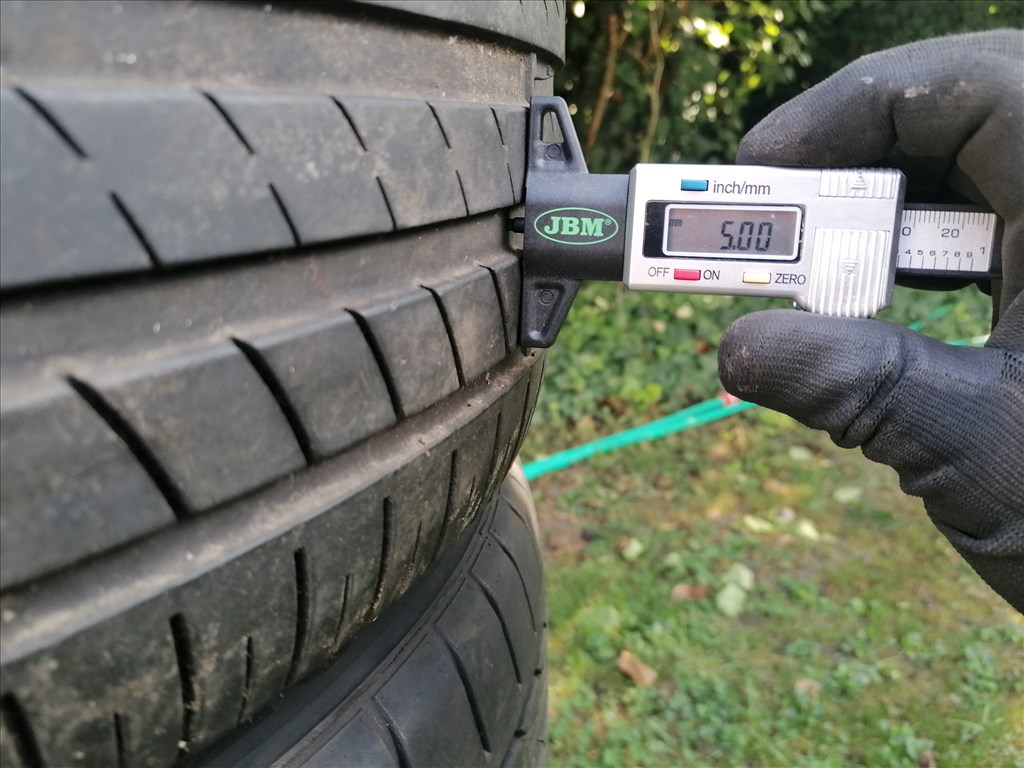  5x112 lyukosztású 17" használt alufelni, rajta 235/45 használt nyári gumi gumi  5. kép