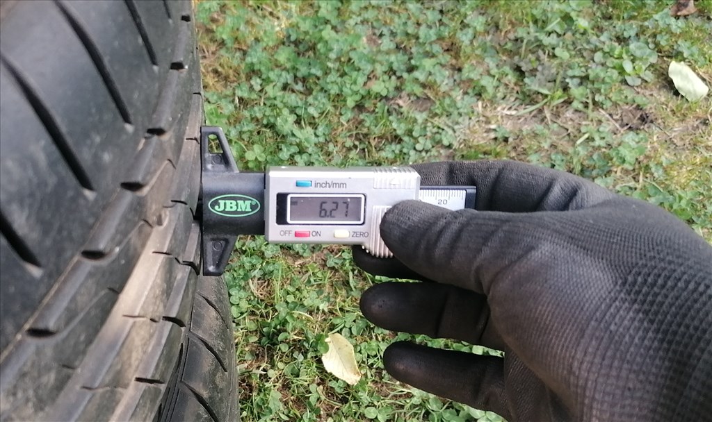  5x112 lyukosztású 17" használt alufelni, rajta 235/45 használt nyári gumi gumi  6. kép