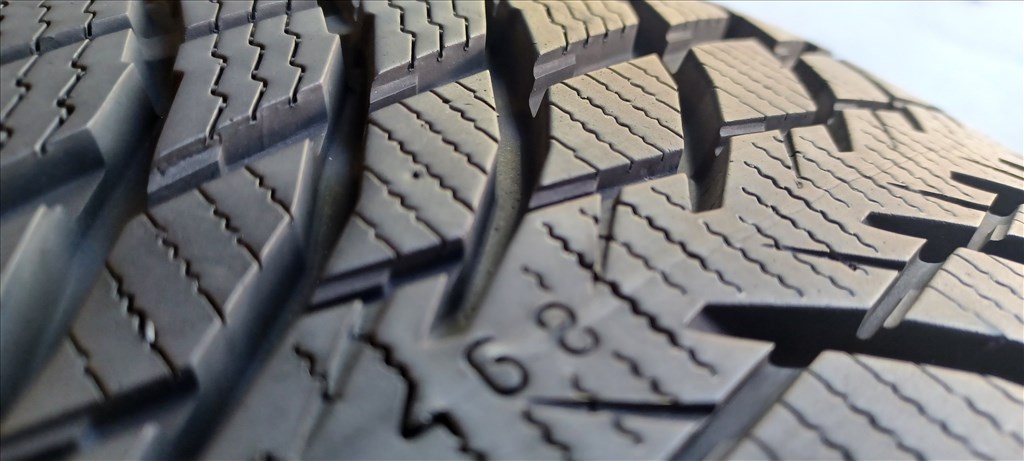  Nokian Hakkapeliitta10 SUV 235/55 R18 téli gumik 4db.9,5mm 2. kép