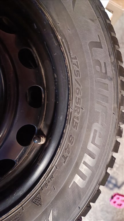  4x100 lyukosztású 15" használt lemezfelni, rajta 175/65 újszerű Laufenn téli gumi + tpms 4. kép