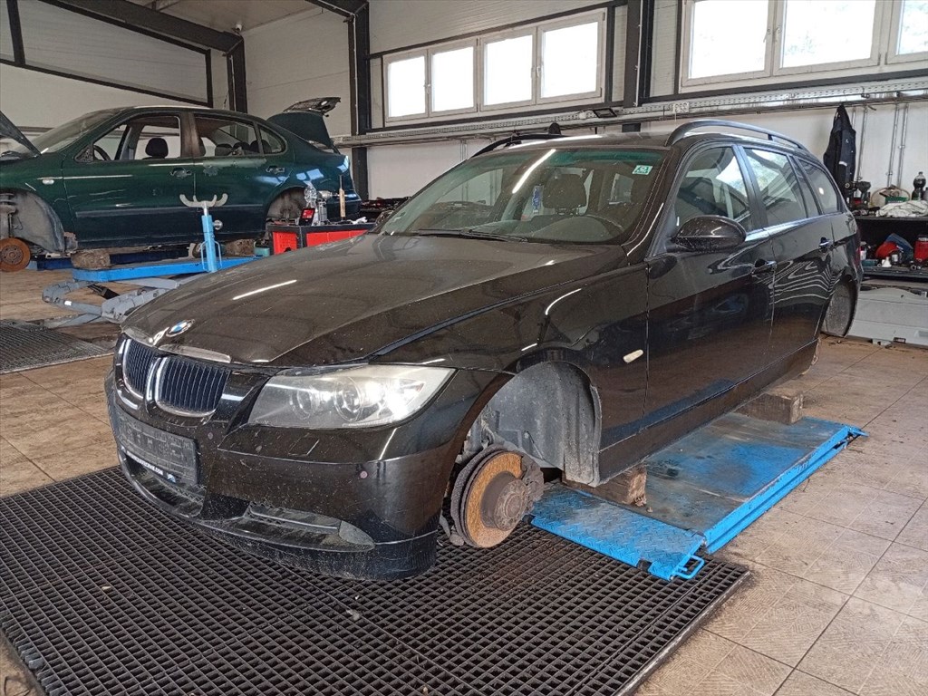 BMW 318 (E91) - Bontódik! 2. kép