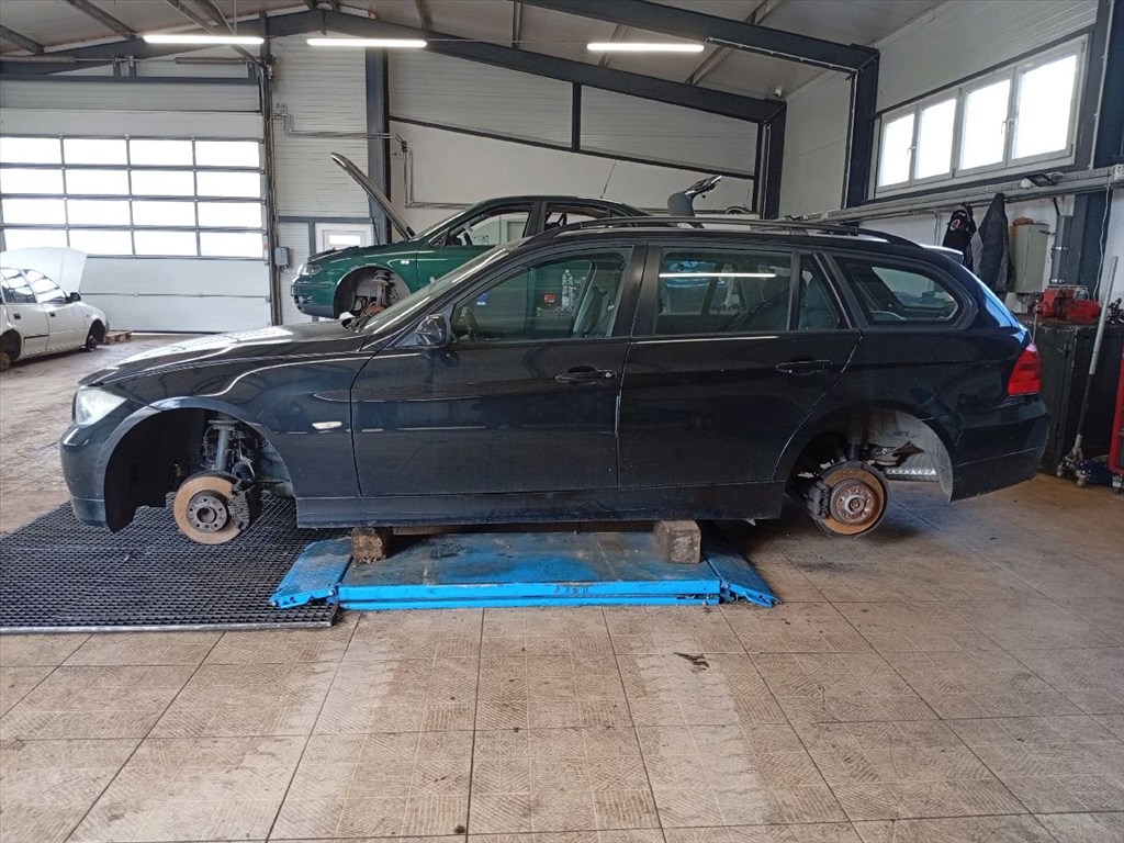 BMW 318 (E91) - Bontódik! 3. kép