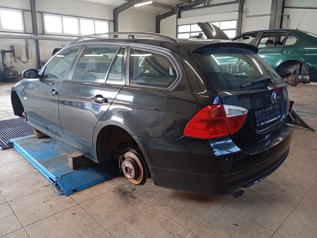 BMW 318 (E91) - Bontódik! 4. kép