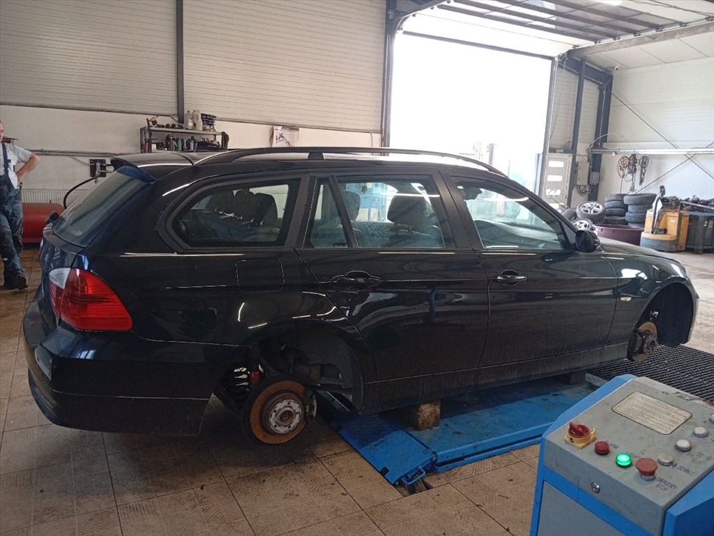 BMW 318 (E91) - Bontódik! 7. kép