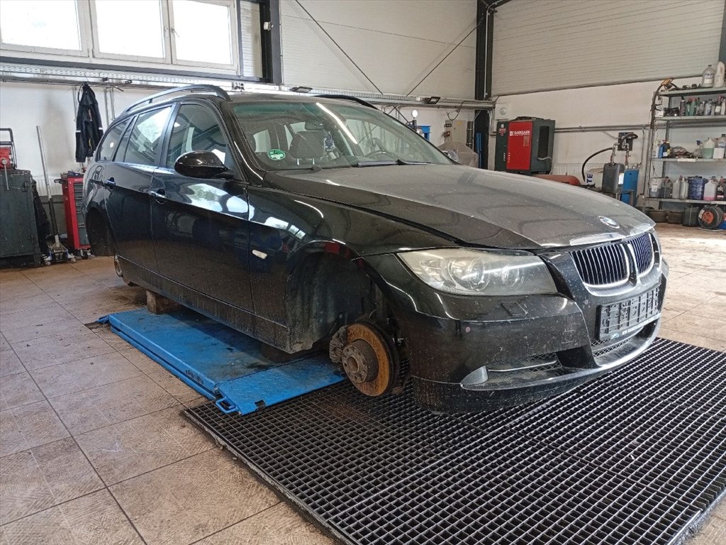 BMW 318 (E91) - Bontódik! 8. kép