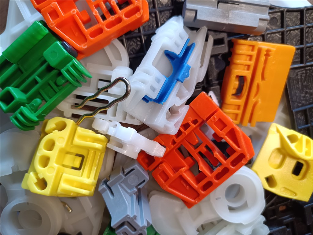 ABLAKEMELŐ ALKATRÉSZEK RAKTÁRRÓL 3. kép