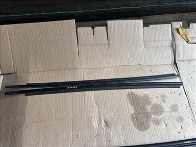 Toyota Aygo X (AB70) Jobb első ajtó vízlehúzó díszléc 