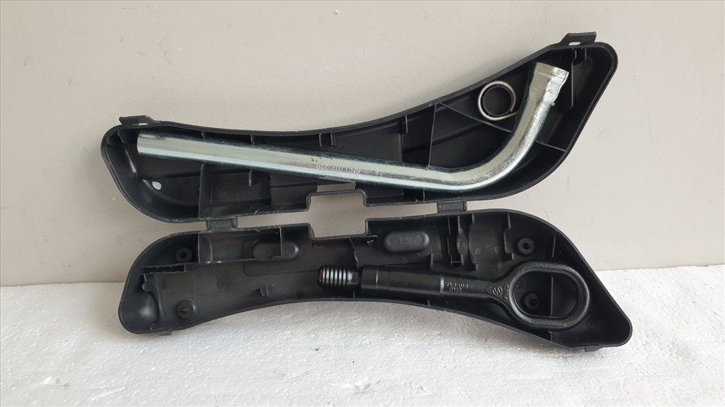 512031 Audi A4 B8, 2011, Vonószem, Emelő, Tartóban, 8K0805615. 4. kép