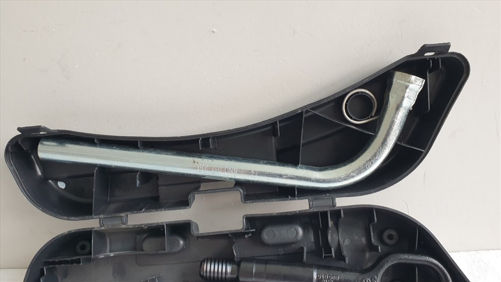 512031 Audi A4 B8, 2011, Vonószem, Emelő, Tartóban, 8K0805615. 5. kép