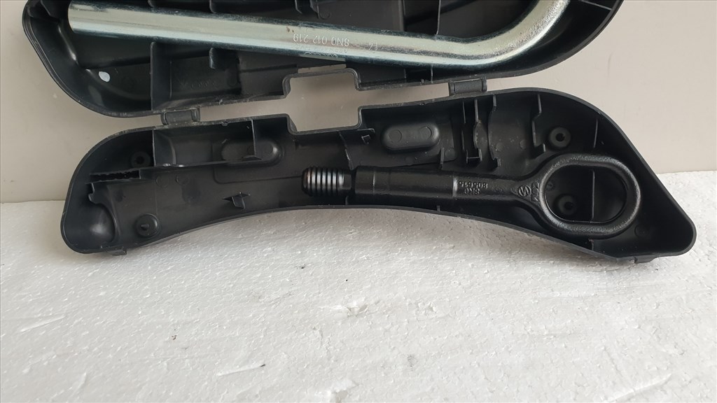 512031 Audi A4 B8, 2011, Vonószem, Emelő, Tartóban, 8K0805615. 6. kép