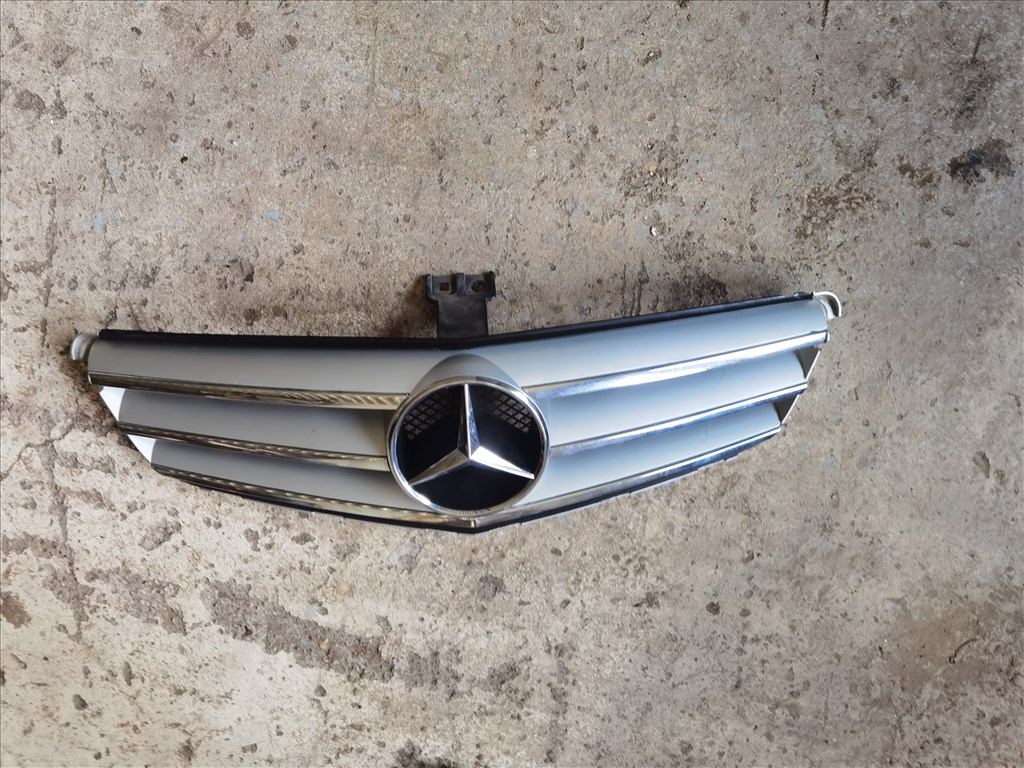 Mercedes C w204 hűtörács Gyári hibátlan! 1. kép