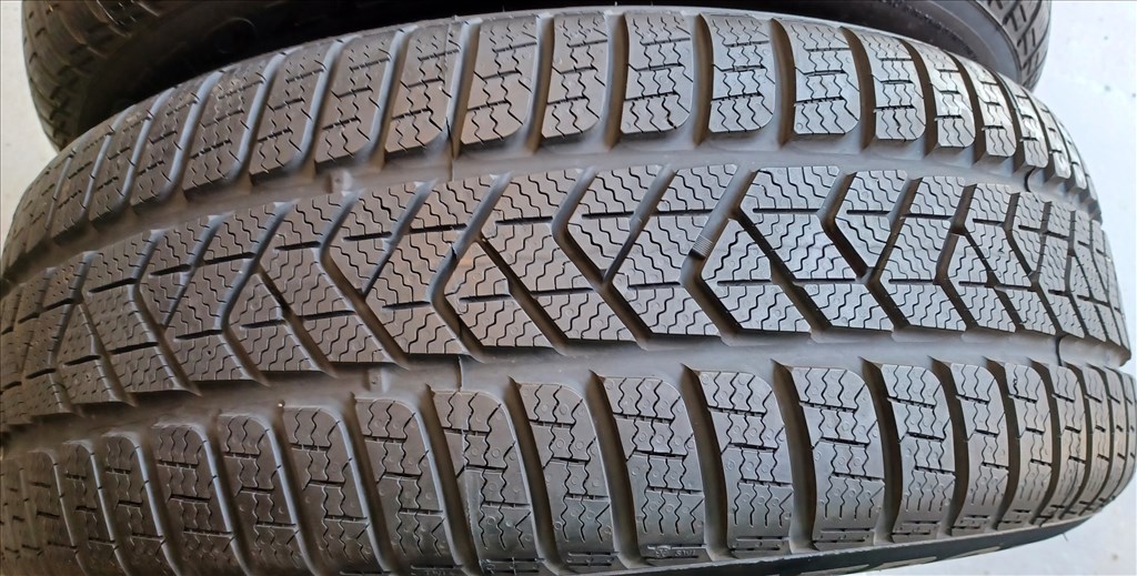  Demó Pirelli Sottozero3 Winter 235/55 R17 téli gumik 2db.7,5mm 1. kép