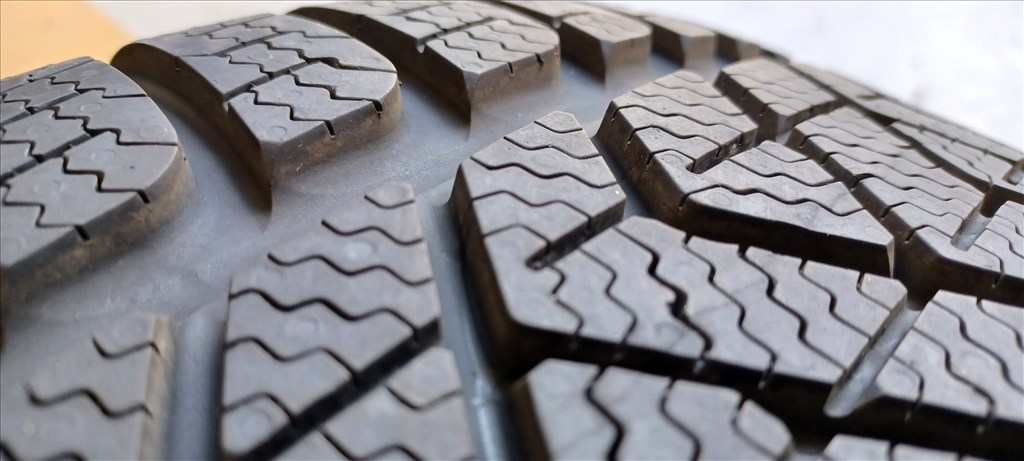  Demó Pirelli Sottozero3 Winter 235/55 R17 téli gumik 2db.7,5mm 2. kép