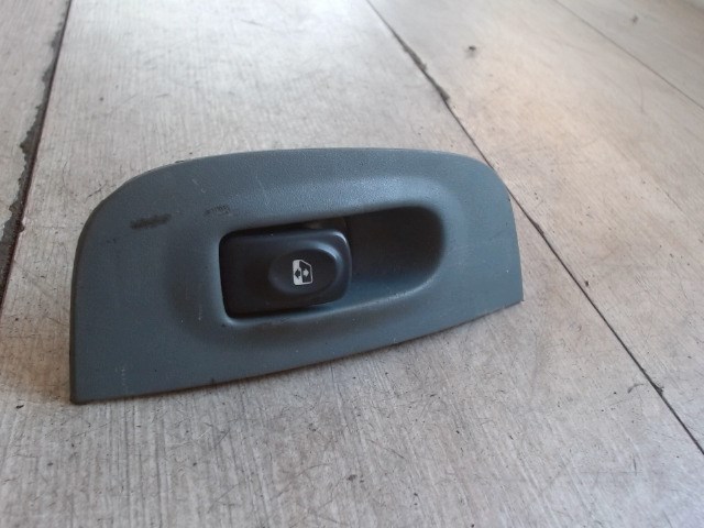 RENAULT MEGANE 95-99 Jobb első ablakemelő kapcsoló 1. kép
