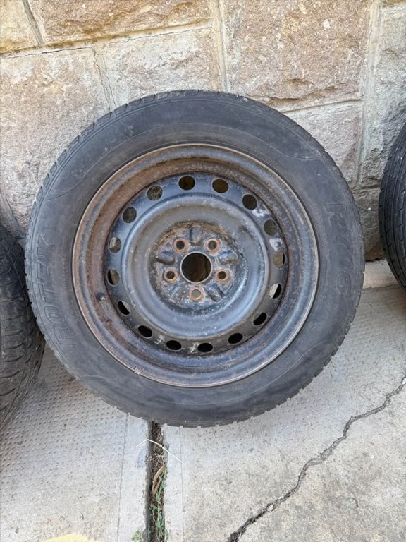  5x100 lyukosztású 15" használt lemezfelni, rajta 195/60 használt nyári gumi gumi  1. kép