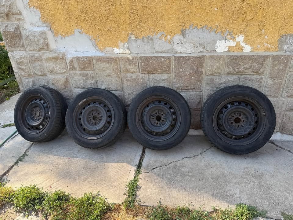 5x100 lyukosztású 15" használt lemezfelni, rajta 195/60 használt nyári gumi gumi  3. kép