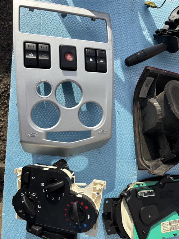 Dacia Logan I fűtéspanel, klímapanel, ablakemelő gomb  1. kép