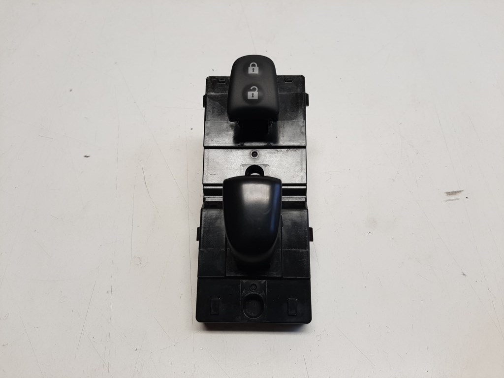 Nissan Pulsar (C13) jobb elsõ ablakemelõ kapcsoló 1. kép