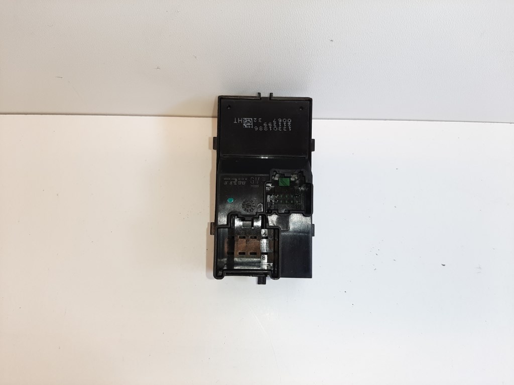 Opel Meriva jobb elsõ ablakemelõ kapcsoló 13301886 2. kép