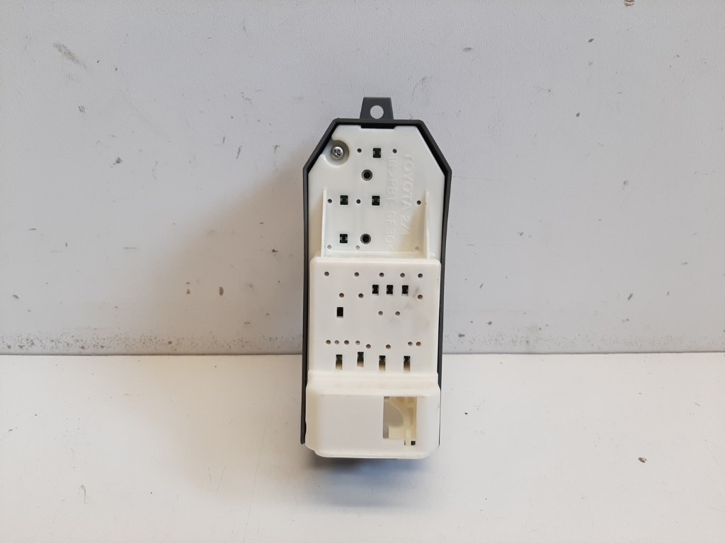 Toyota Yaris (XP90) bal elsõ ablakemelõ kapcsoló 2. kép