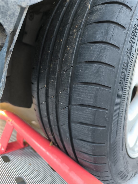  5x108  16" Volvo alufelni, rajta 205/55 használt Goodyear nyári gumi 7. kép