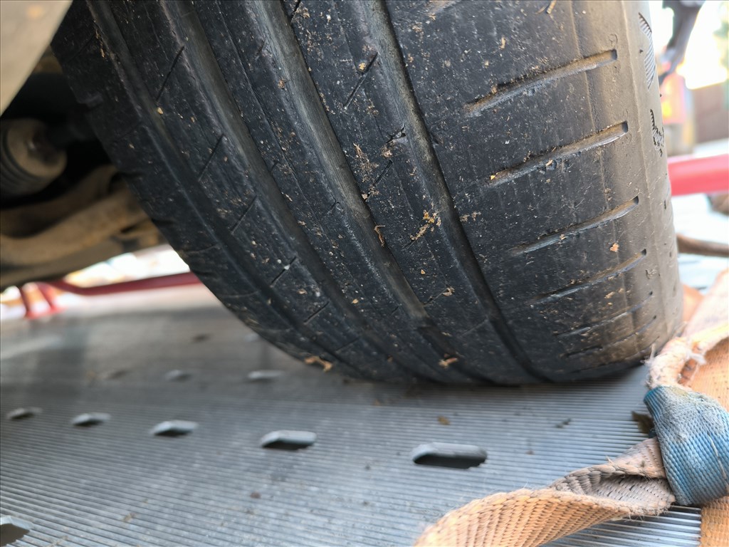  5x108  16" Volvo alufelni, rajta 205/55 használt Goodyear nyári gumi 8. kép