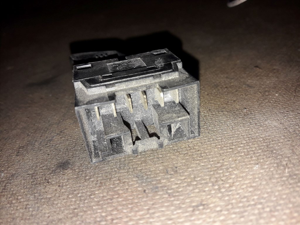 Iveco Daily Ablakemelõ Kapcsoló 2. kép