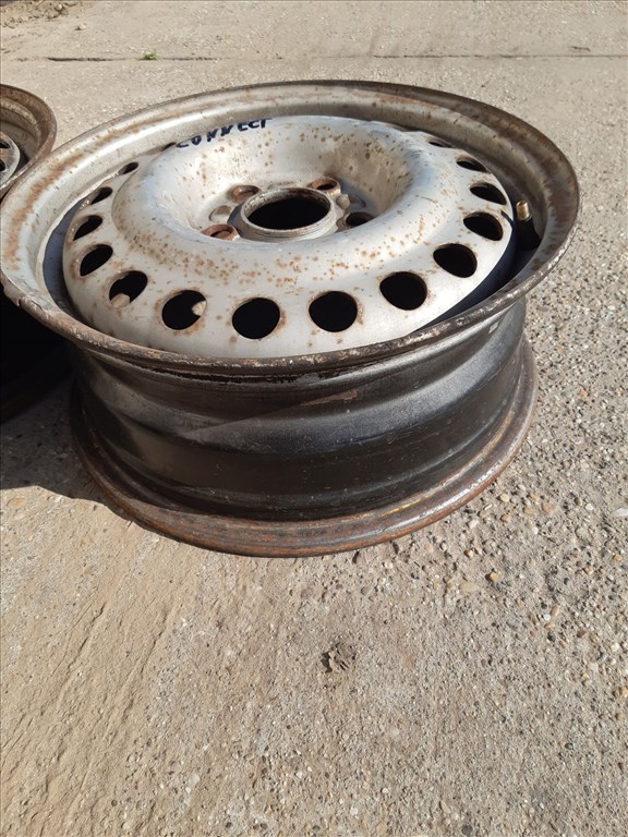 Ford Transit Connect <p>Felni méret: 15"</p><p>Felni szélesség: 6.0</p><p>Furatszám: 5</p><p>Osztókör: 108.0</p><p>ET szám: ET52.5</p><p>Agy Átmérõ: 64.0</p><p>Állapot: Normál</p><p>Érdeklõdéskor hivatkozzon erre: KIN-40144</p><p>Bármire van szüksége hívjon bizalommal!<br>Kizárólag munkaidõben hétfõtõl - péntekig 8-12 13-16 óráig!<br>Alkatrészek széles választékban!<br>Hivatalos Regisztrált Autobontó Kecel!<br>Vásároljon Megbízható Helyrõl Beszerelési Garanciával Profiktól!</p> 30000 3. kép