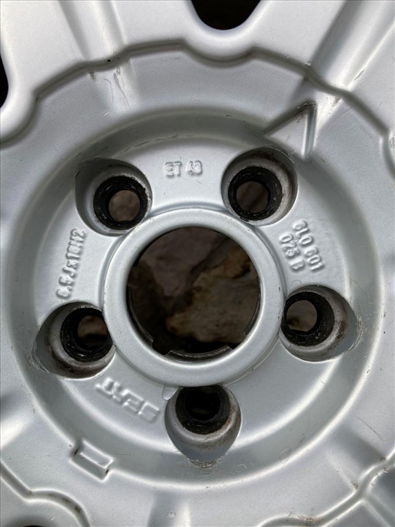  5x100 lyukosztású 16" használt alufelni, 205/45 használt nyári gumival 2. kép