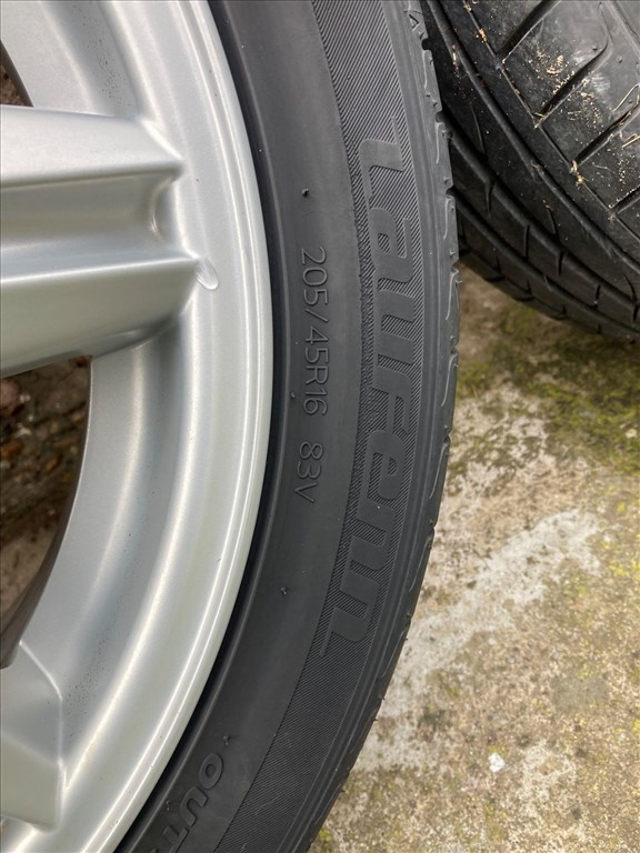  5x100 lyukosztású 16" használt alufelni, 205/45 használt nyári gumival 5. kép