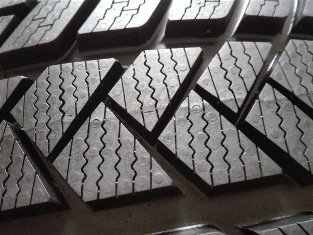 225/40R19 ÚJ Vredestein téli gumi garnitúra 225/40 r19 3. kép