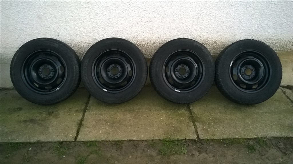 Eladó 4db 15-ös 4x108-as Peugeot-Citroen lemezfelni 195/65R15 téli gumival 1. kép
